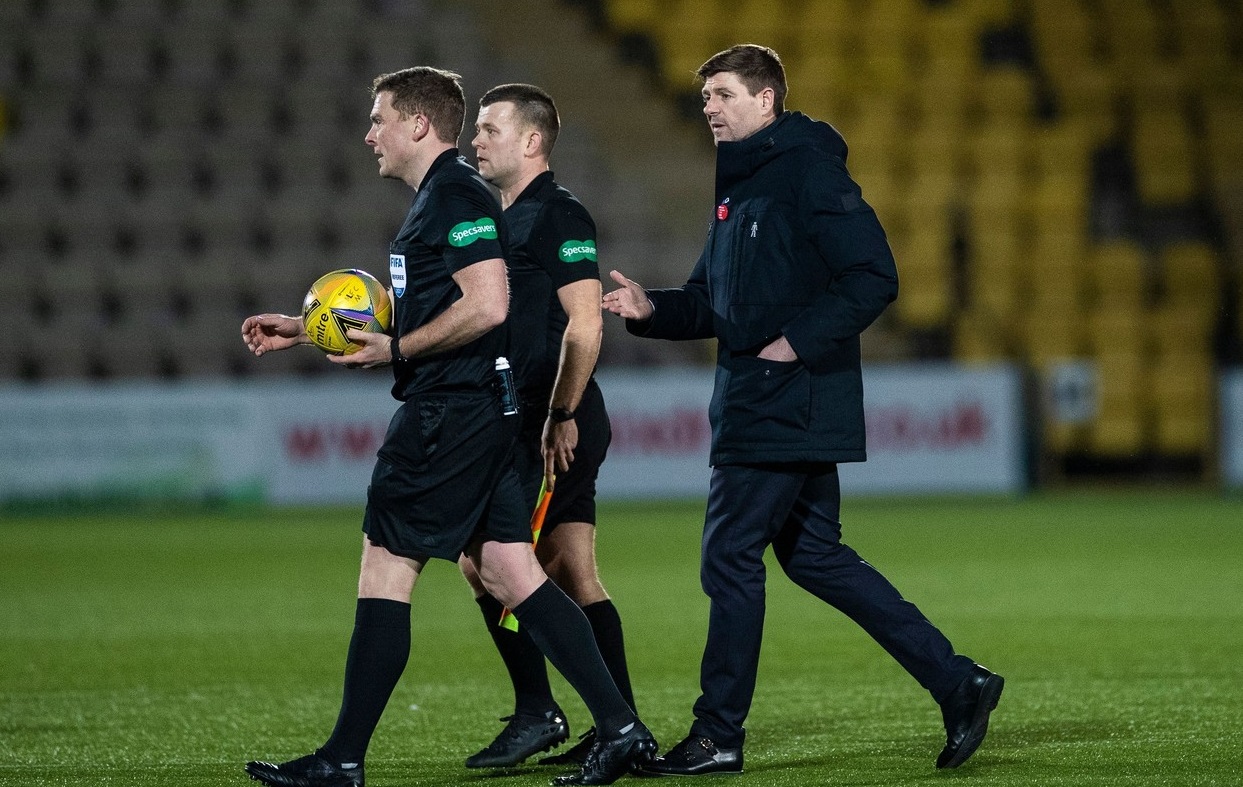 Steven Gerrard, eliminat în meciul care a dus-o pe Rangers aproape de titlu. Ce i-a spus arbitrului la pauză