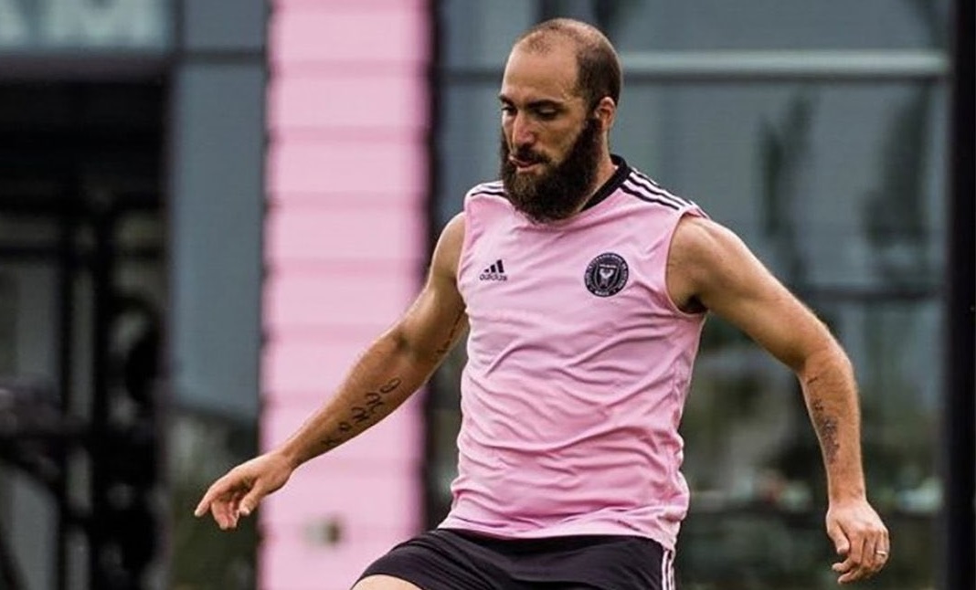 ”Are doar 33 de ani!” Ce scrie presa străină despre ”look-ul ciudat” al lui Gonzalo Higuain, ajuns ”de nerecunoscut”