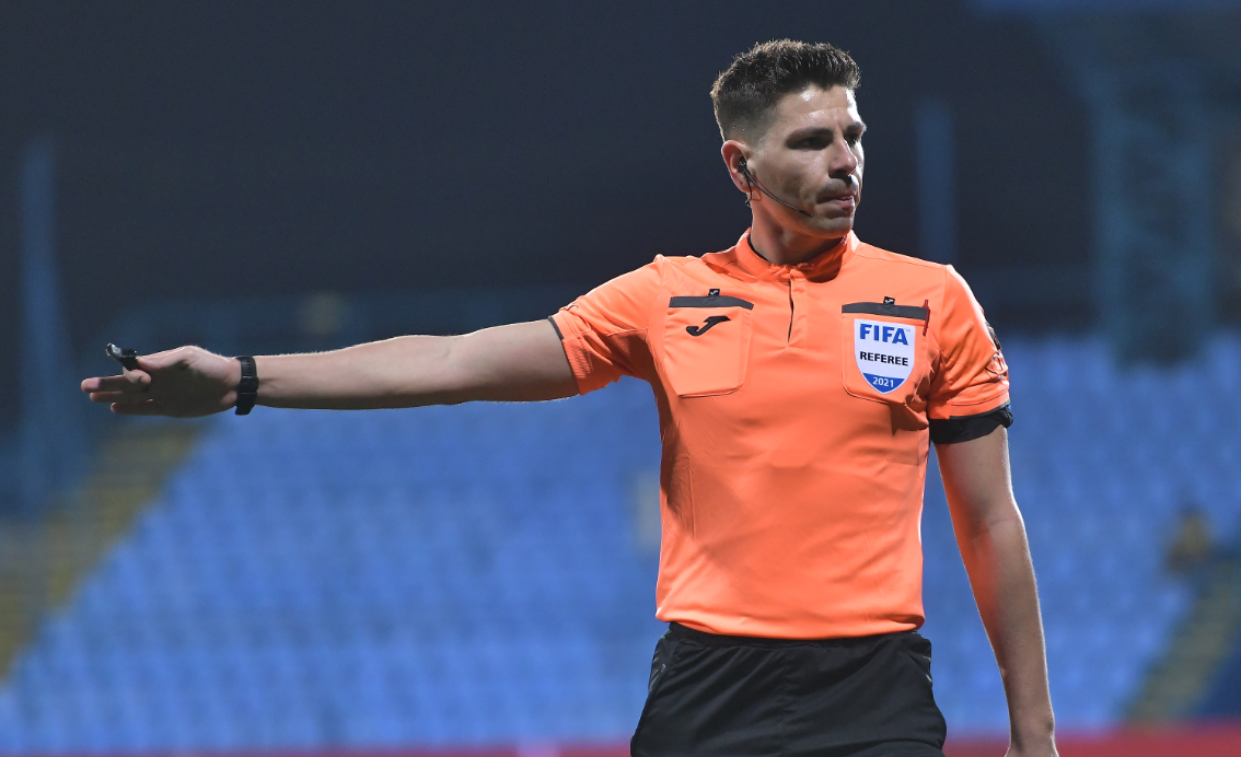 "Vrem să pregătim arbitrii de VAR? Păi ei nu știu să arbitreze, habar n-au!" Un oficial din Liga 1, dezlănțuit în direct