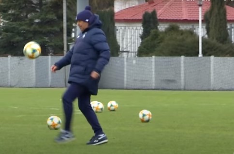 La 75 de ani, Mircea Lucescu îmblânzește mingea la fel ca în urmă cu jumătate de secol! Poate evolua ca atacant