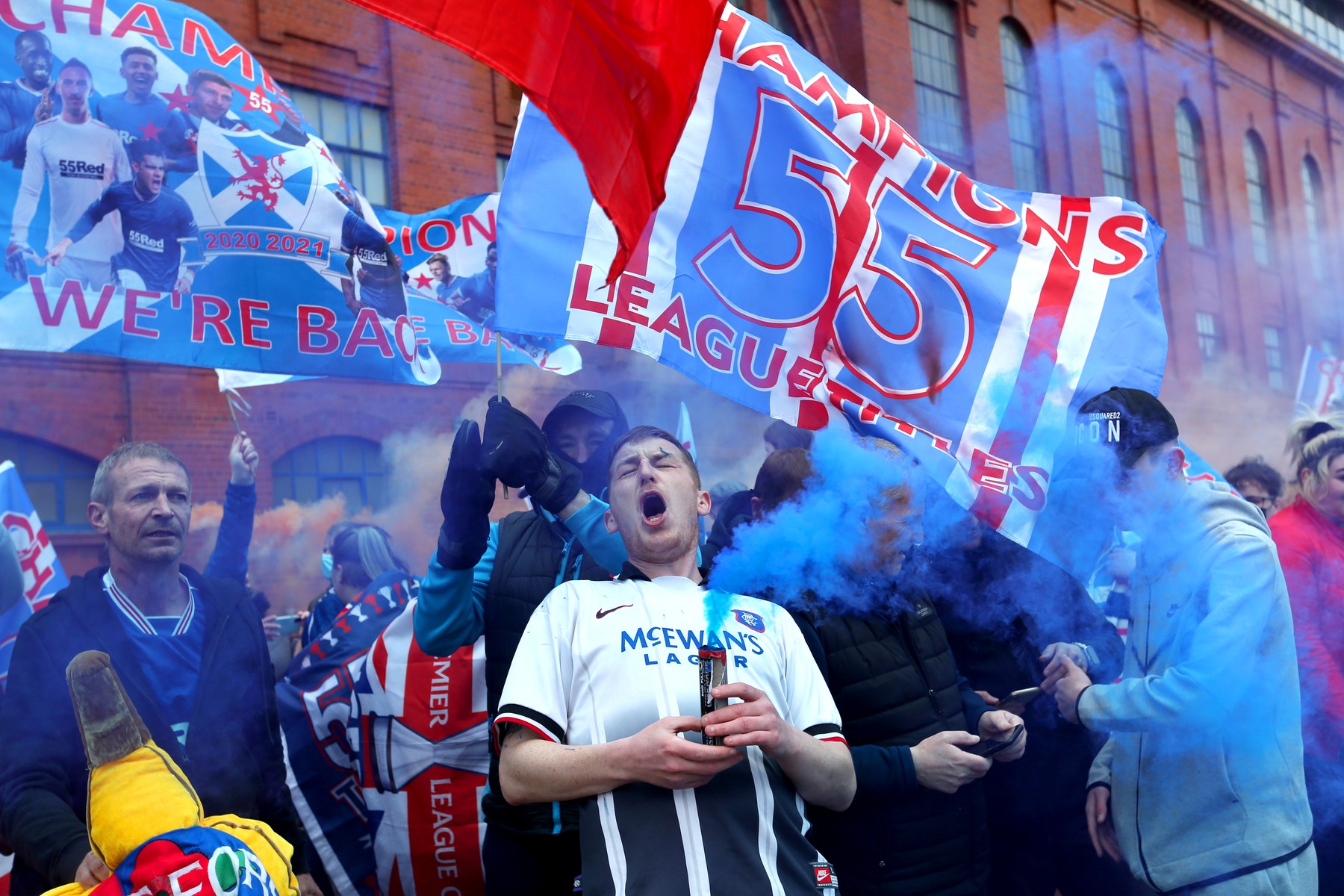 Lacrimi de bucurie lângă Ibrox. Fanii lui Rangers au sărbătorit în stradă titlul #55