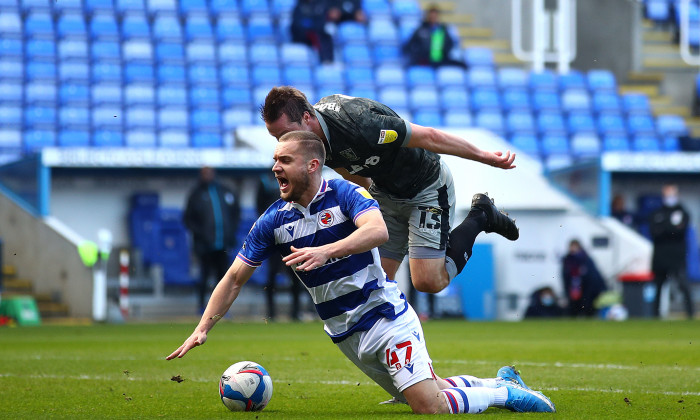 Momentul în care George Pușcaș este faultat în careu în meciul Reading - Sheffield Wednesday / Foto: Getty Images