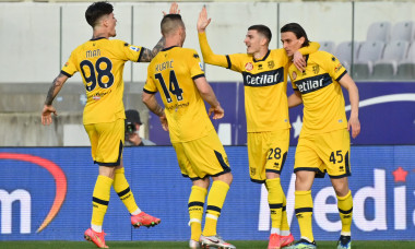 Valentin Mihăilă și coechipierii de la Parma, după golul marcat de român în meciul cu Fiorentina / Foto: Profimedia