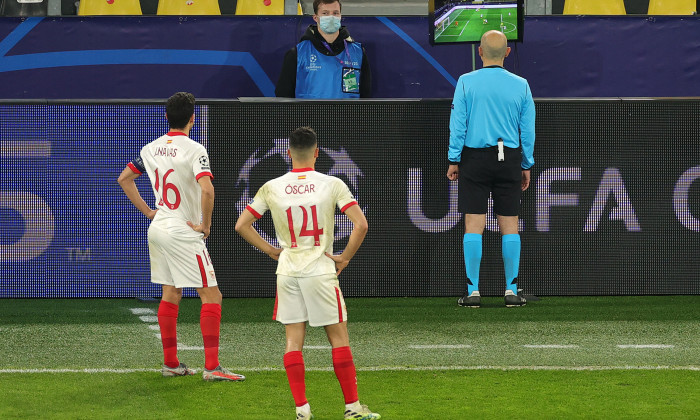 Cuneyt Cakir, în meciul Borussia Dortmund - Sevilla / Foto: Getty Images