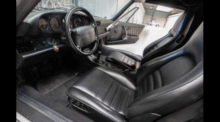 Mașina Porsche 911 Carrera 2 care i-a aparținut lui Diego Armando Maradona a fost vândută la licitație pentru 483 de mii de euro / Foto: Profimedia