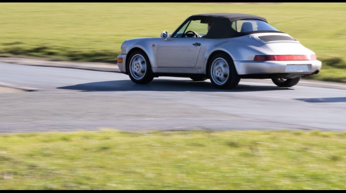 Mașina Porsche 911 Carrera 2 care i-a aparținut lui Diego Armando Maradona a fost vândută la licitație pentru 483 de mii de euro / Foto: Profimedia