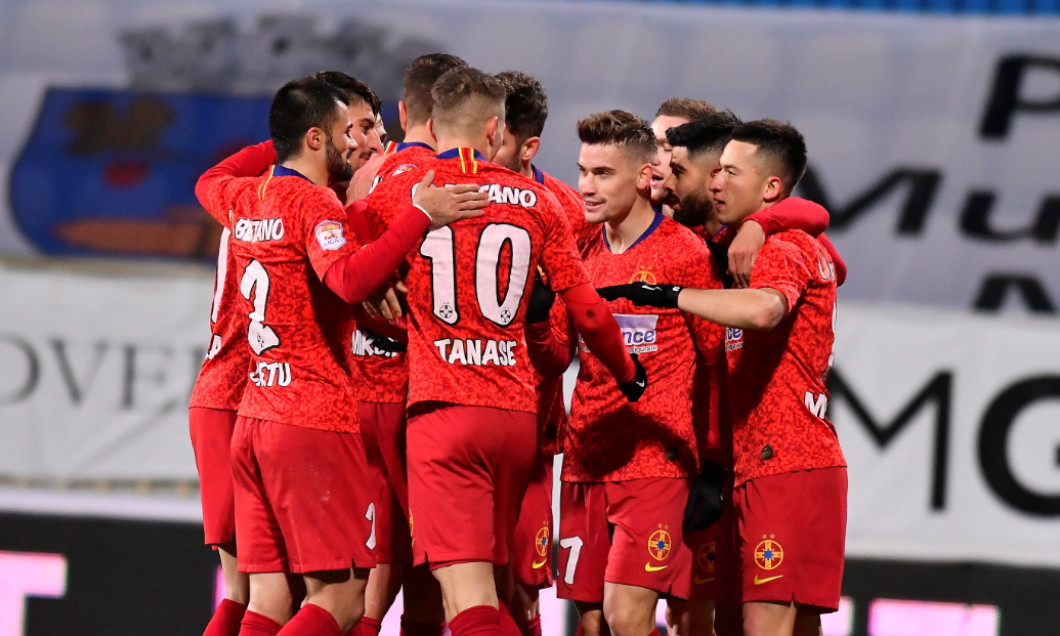 Fotbaliștii de la FCSB, într-un meci cu Gaz Metan Mediaș / Foto: Sport Pictures