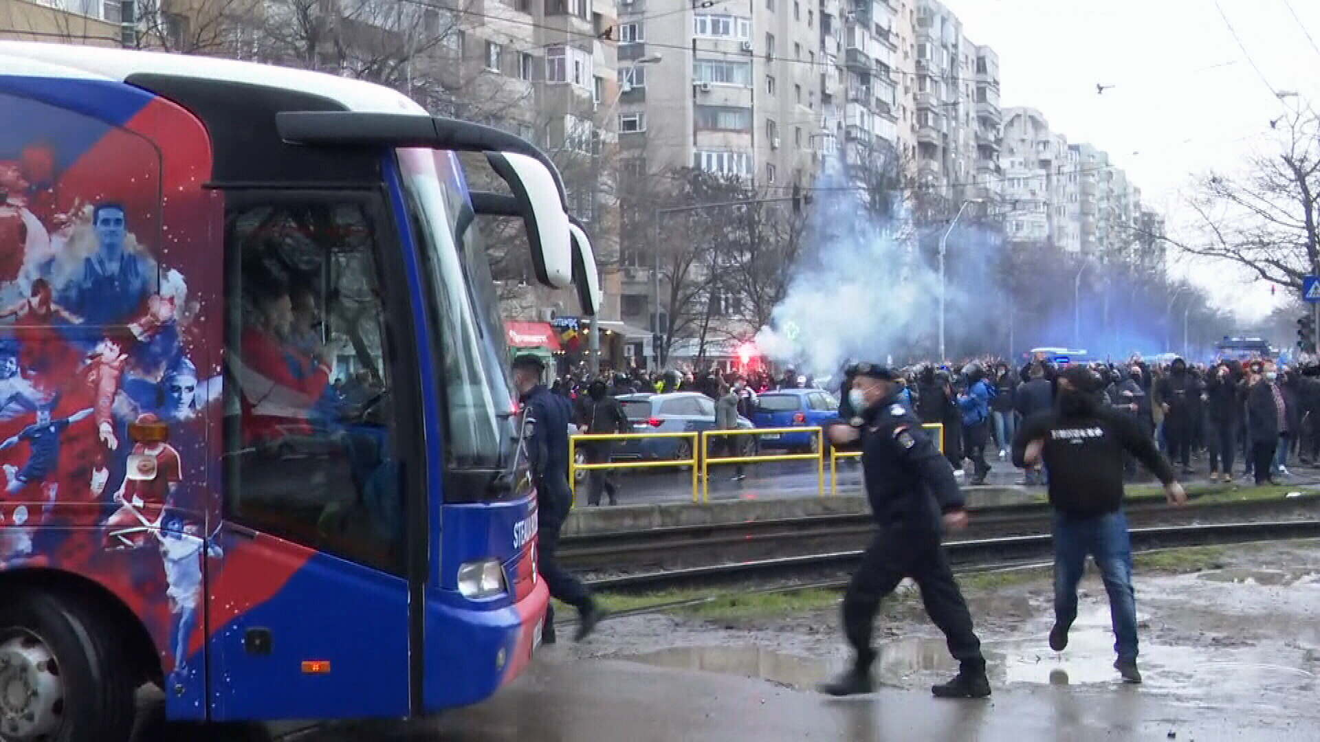 Petarde și fumigene la derby-ul roș-albastru! Cum au fost întâmpinați steliștii