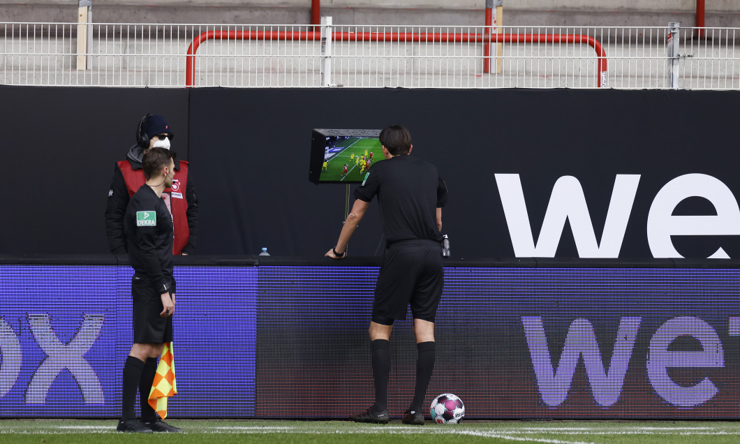 Arbitrul Deniz Aytekin, consultând VAR în meciul Union Berlin - FC Koln / Foto: Getty Images