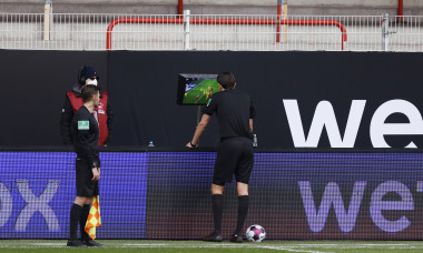 Arbitrul Deniz Aytekin, consultând VAR în meciul Union Berlin - FC Koln / Foto: Getty Images