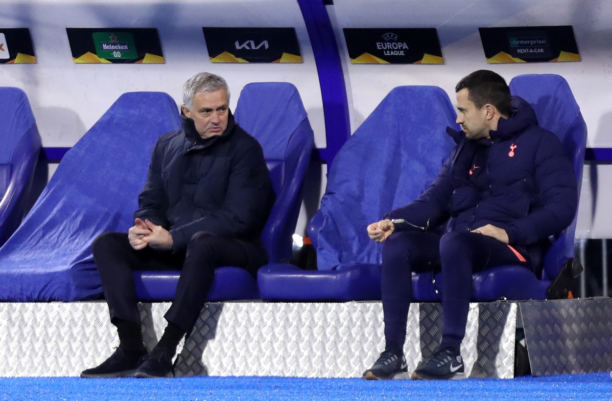 Mourinho s-a dus în vestiarul lui Dinamo Zagreb, imediat după remontada reuşită de croaţi. Gestul surprins cu un telefon mobil