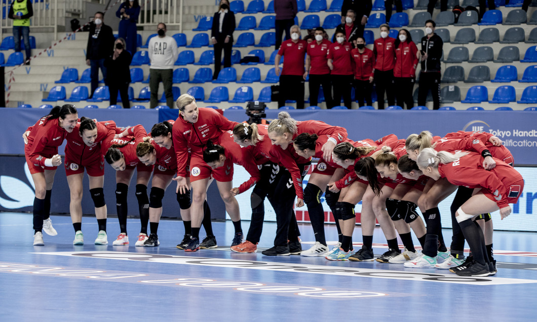 Componentele naționalei de handbal feminin, înaintea meciului cu Norvegia de la turneul preolimpic / Foto: Sport Pictures