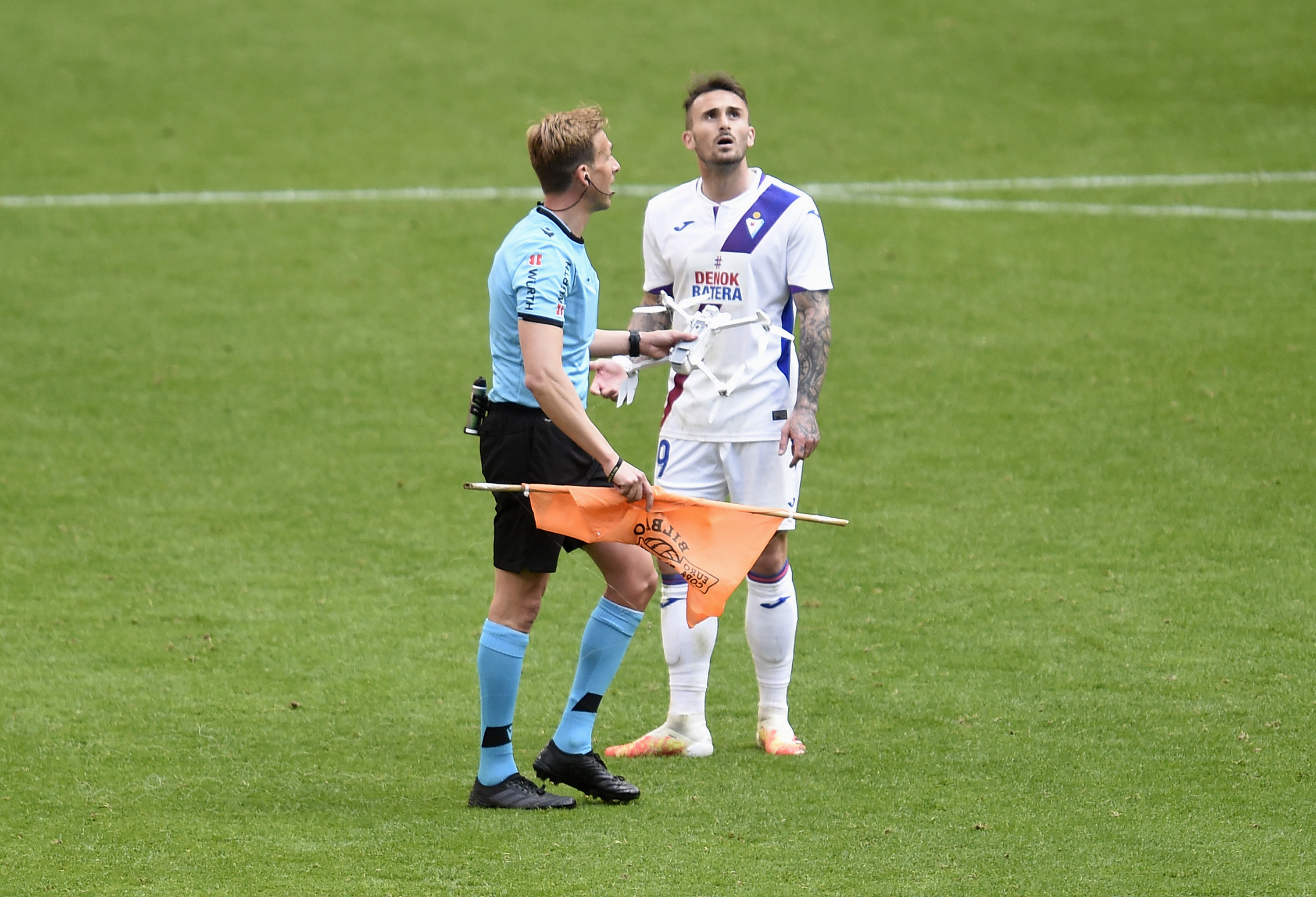 Moment inedit la Athletic Bilbao - Eibar. O dronă a adus un mesaj manifest pe gazon, lângă fostul dinamovist Aleix Garcia