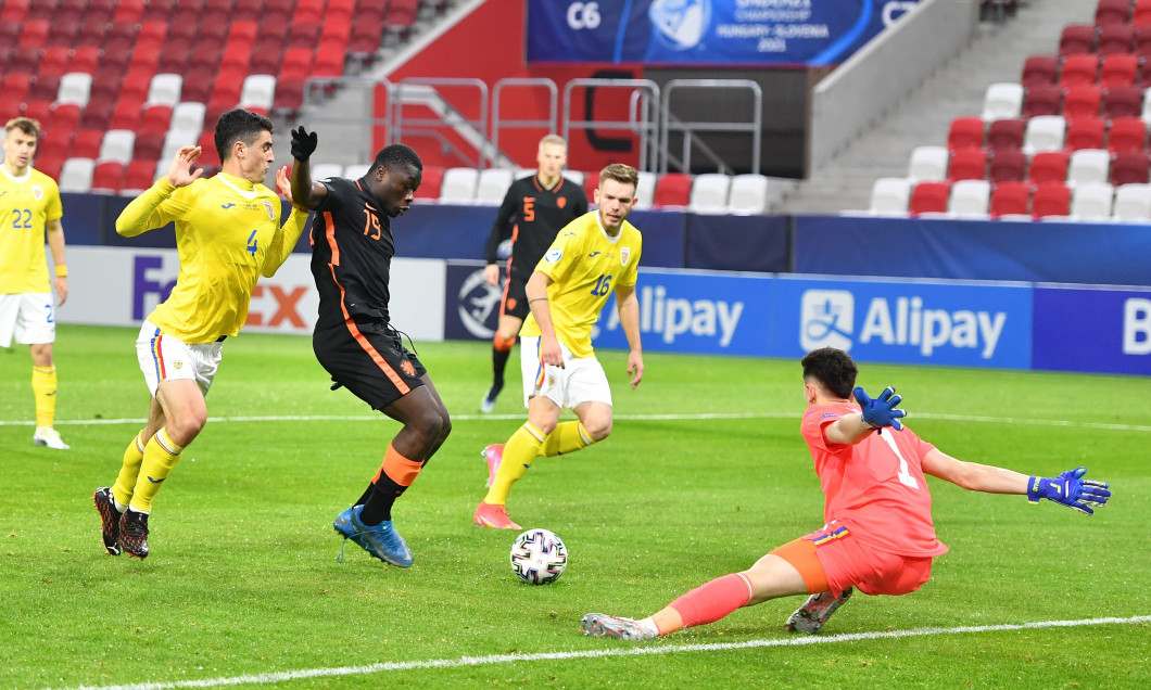 Bryan Brobbey și Andrei Vlad, în meciul Olanda U21 - România U21 / Foto: Profimedia