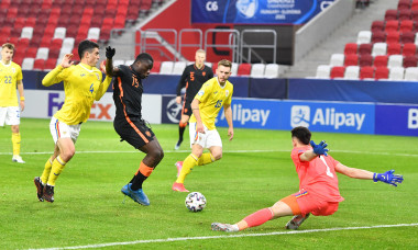 Bryan Brobbey și Andrei Vlad, în meciul Olanda U21 - România U21 / Foto: Profimedia