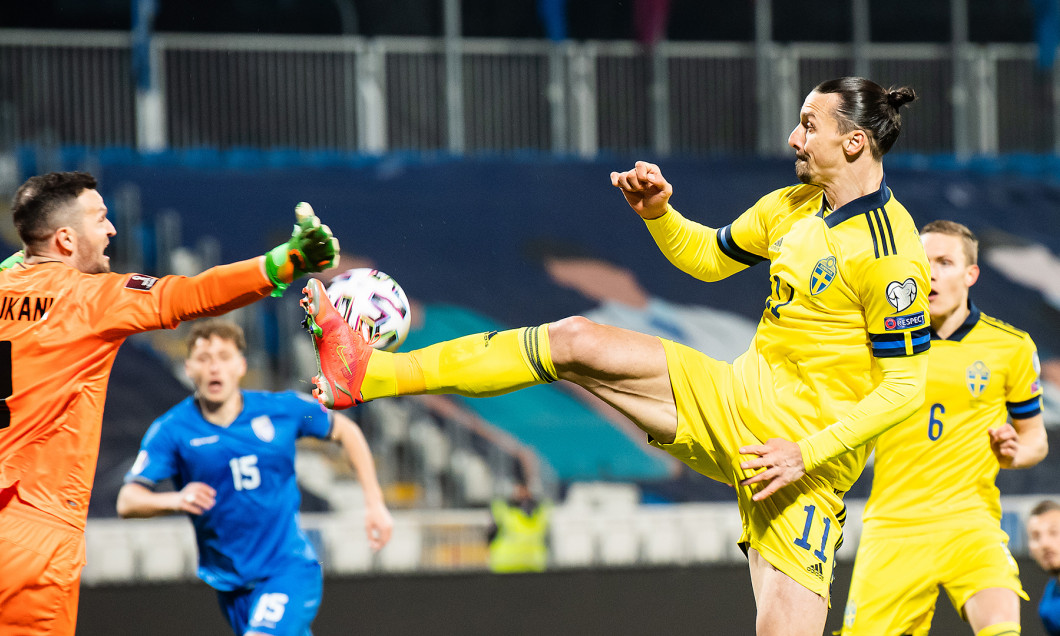 Zlatan Ibrahimovic, în meciul din Kosovo / Foto: Twitter@svenskfotboll