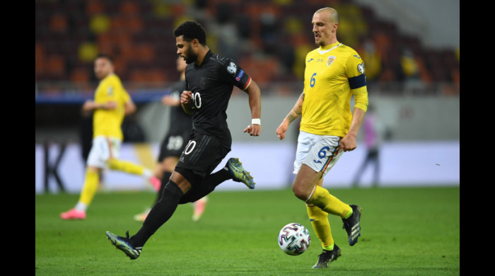 Vlad Chiricheș și Serge Gnabry, în România - Germania 0-1 / Foto: Profimedia