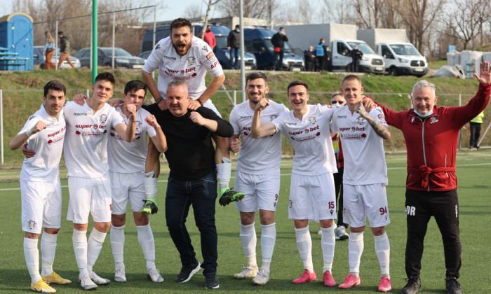 Fotbaliștii de la Rapid și Mihai Iosif, după calificarea în play-off / Foto: Sport Pictures