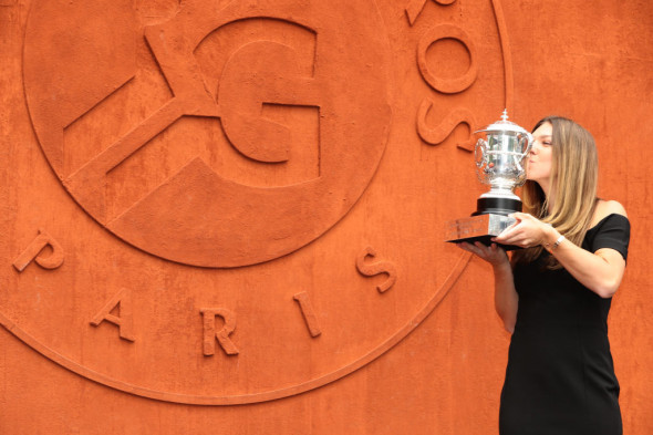 2Simona Halep a cucerit trofeul de la Roland Garros în 2018 / Foto : Getty Images