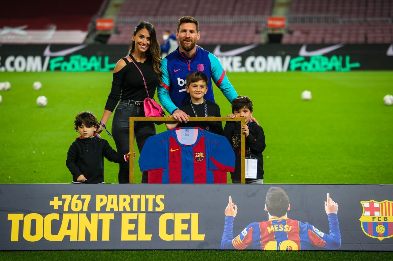 Leo Messi, premiat pe teren, după ce a ajuns la meciul 769 pentru Barcelona! Soția și copiii au fost alături de el