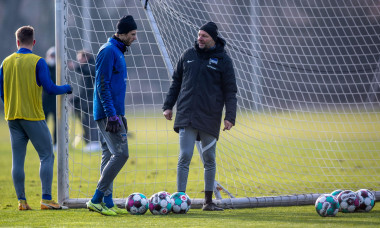 Berlin, Germany. 26th Jan, 2021. Goalkeeping coach Zsolt Petry (r) stands in goal with Rune Jarstein during the first training session of the Hertha BSC team with new coach P. Dardai. He takes over the professional team of Hertha BSC again after 2019 with