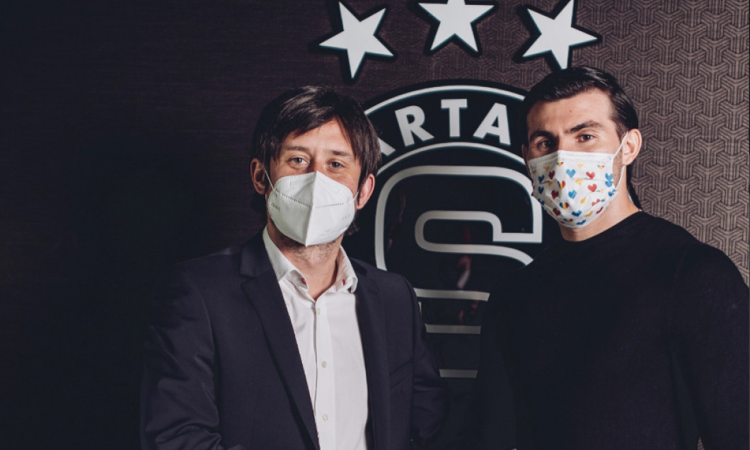 Florin Niță, alături de Tomas Rosicky, după semnarea noului contract cu Sparta Praga / Foto: sparta.cz