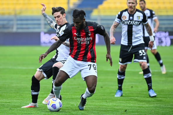 Franck Kessie și Dennis Man, în meciul AC Milan - Parma / Foto: Profimedia