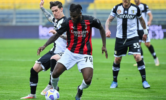 Franck Kessie și Dennis Man, în meciul AC Milan - Parma / Foto: Profimedia