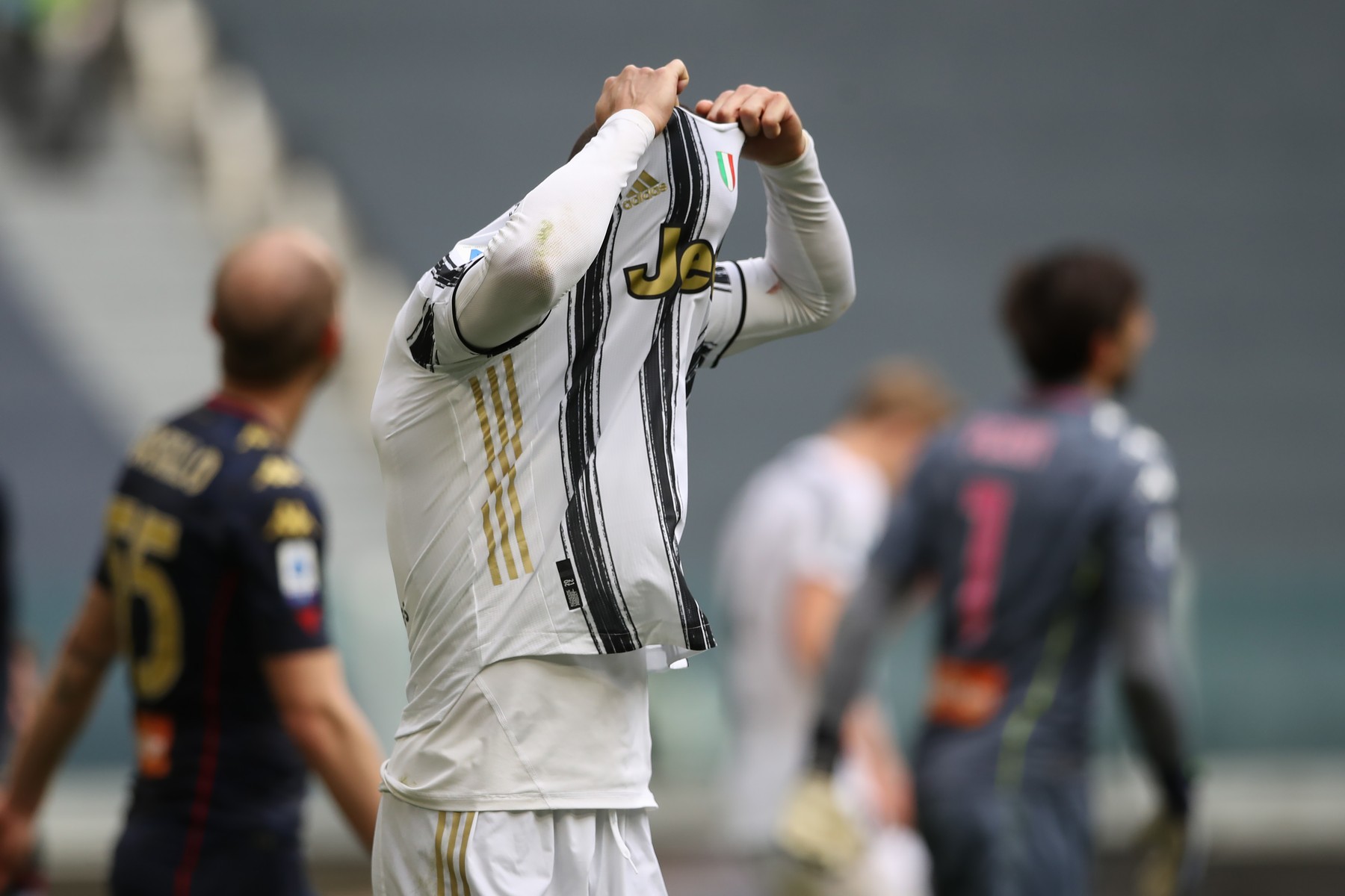 Cristiano Ronaldo, un nou gest care arată că despărțirea de Juventus e iminentă! Și-a aruncat tricoul după meci