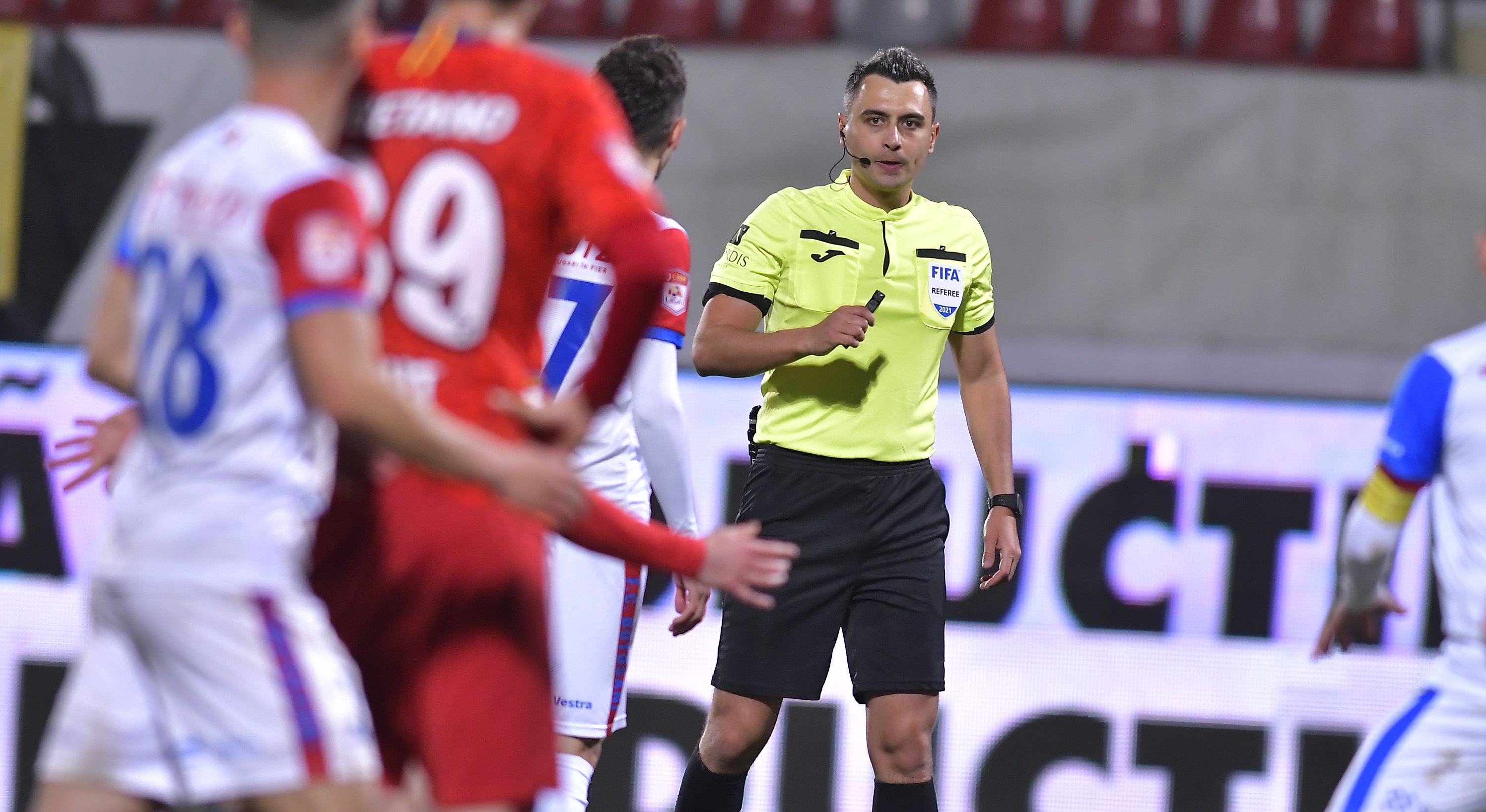 Nici VAR-ul nu o descurcă pe asta. Ce a decis arbitrul meciului FCSB - FC Botoșani în minutul 88