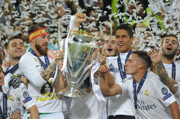 Milan, Italien. 24th Mar, 2021. FC Bayern interested in real star Vazquez. Archive photo: left: Sergio Ramos (Real Madrid), right: Lucas VAZQUEZ (Real Madrid) with the cup, cup, trophy, team photo, team, team, team photo, jubilation, joy, enthusiasm, awar