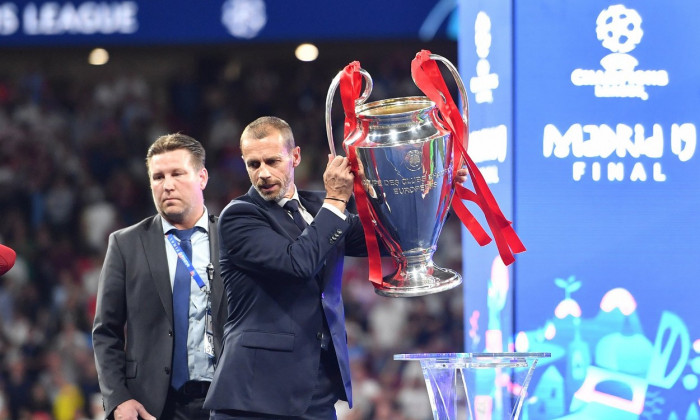 Madrid, Spanien. 01st June, 2019. Aleksander Ceferin (Uefa President) lifts the cup, cup, trophy. Awards ceremony. Football Champions League Final 2019/Tottenham Hotspur-Liverpool FC 0-2, Season2018/19, at 01.06.2019, Stadium Wanda Metropolitano. | usage