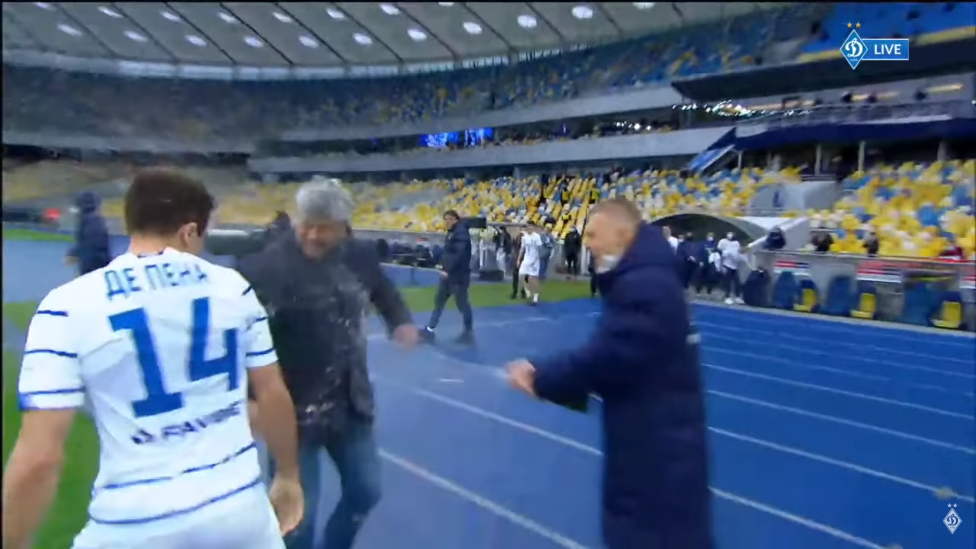 Mircea Lucescu, udat cu șampanie de jucători! Așa a arătat sărbătoarea de titlu a lui Dinamo Kiev