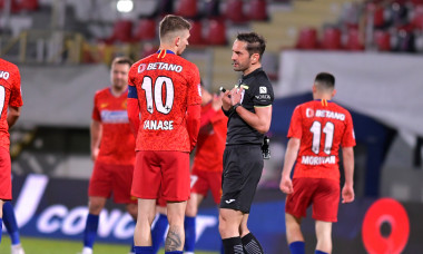 Florin Tănase și Sebastian Colțescu, la finalul meciului FCSB - Sepsi 1-2 / Foto: Sport Pictures