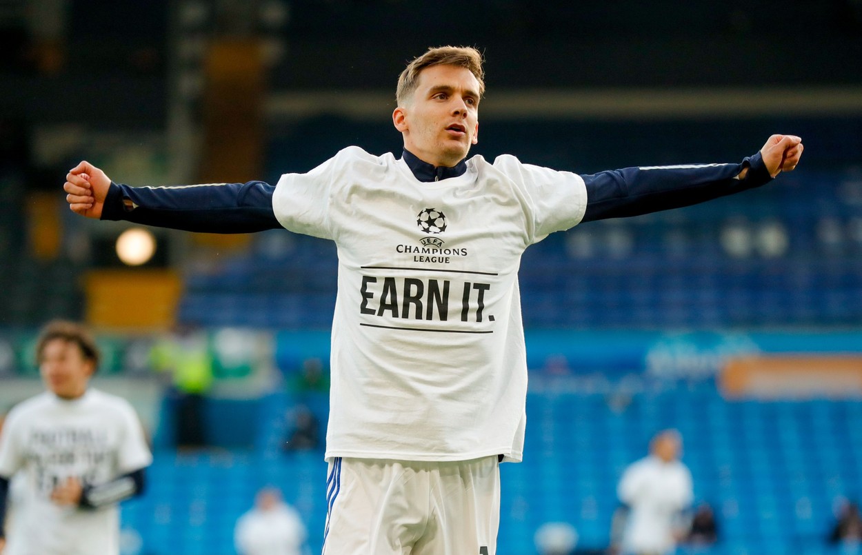 Cum au apărut pe teren jucătorii lui Leeds. Unul dintre tricouri va fi expus la Muzeul Naţional al Fotbalului