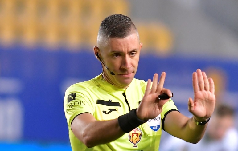 Radu Petrescu, delegat la un duel tare din Europa League. În ultima etapă din Liga 1 l-a ”iertat” pe Edjouma de un cartonaș roșu