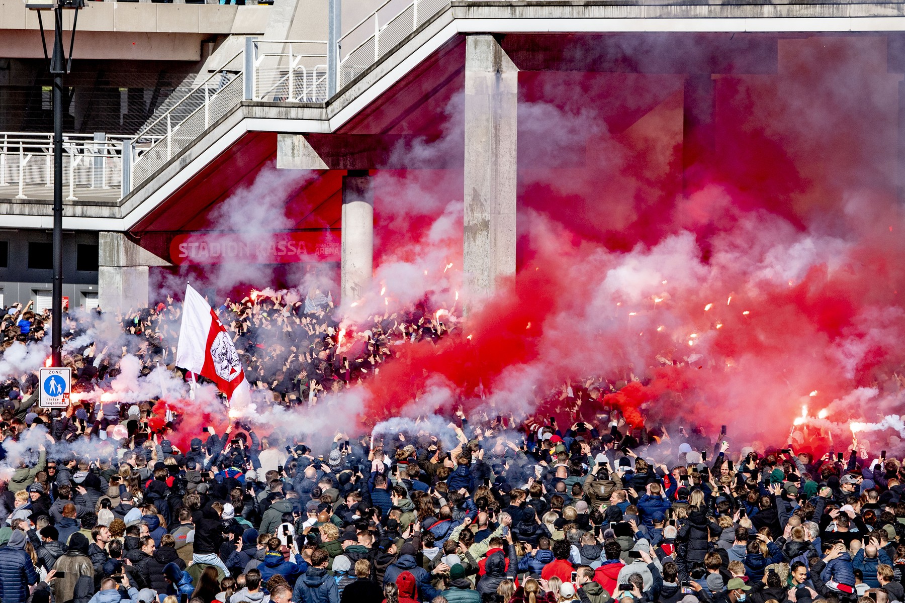 Suporterii lui Ajax, sărbătoare cu torţe şi fumigene pentru al 35-lea titlu de campioană