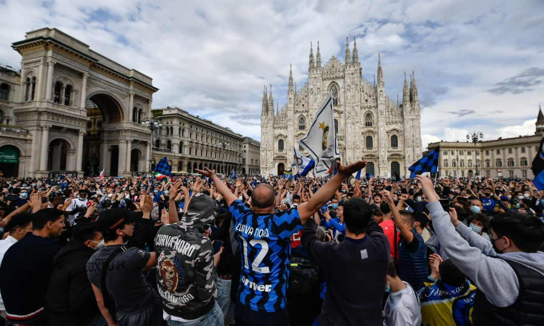 Milano, la festa scudetto dei tifosi dell'Inter da Piazza Duomo