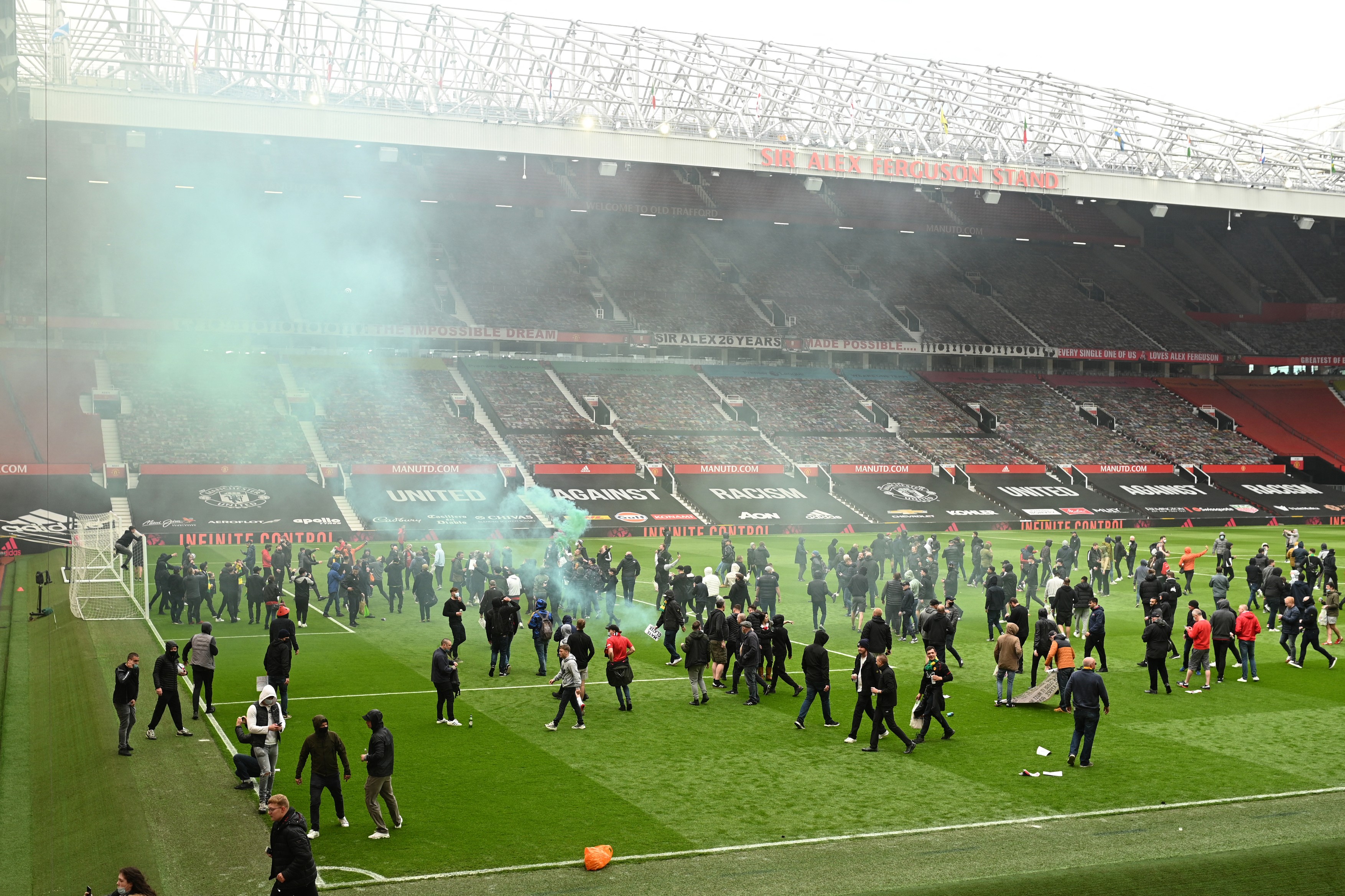 Ce riscă Manchester United după ce suporterii au invadat Old Trafford și derby-ul cu Liverpool a fost amânat