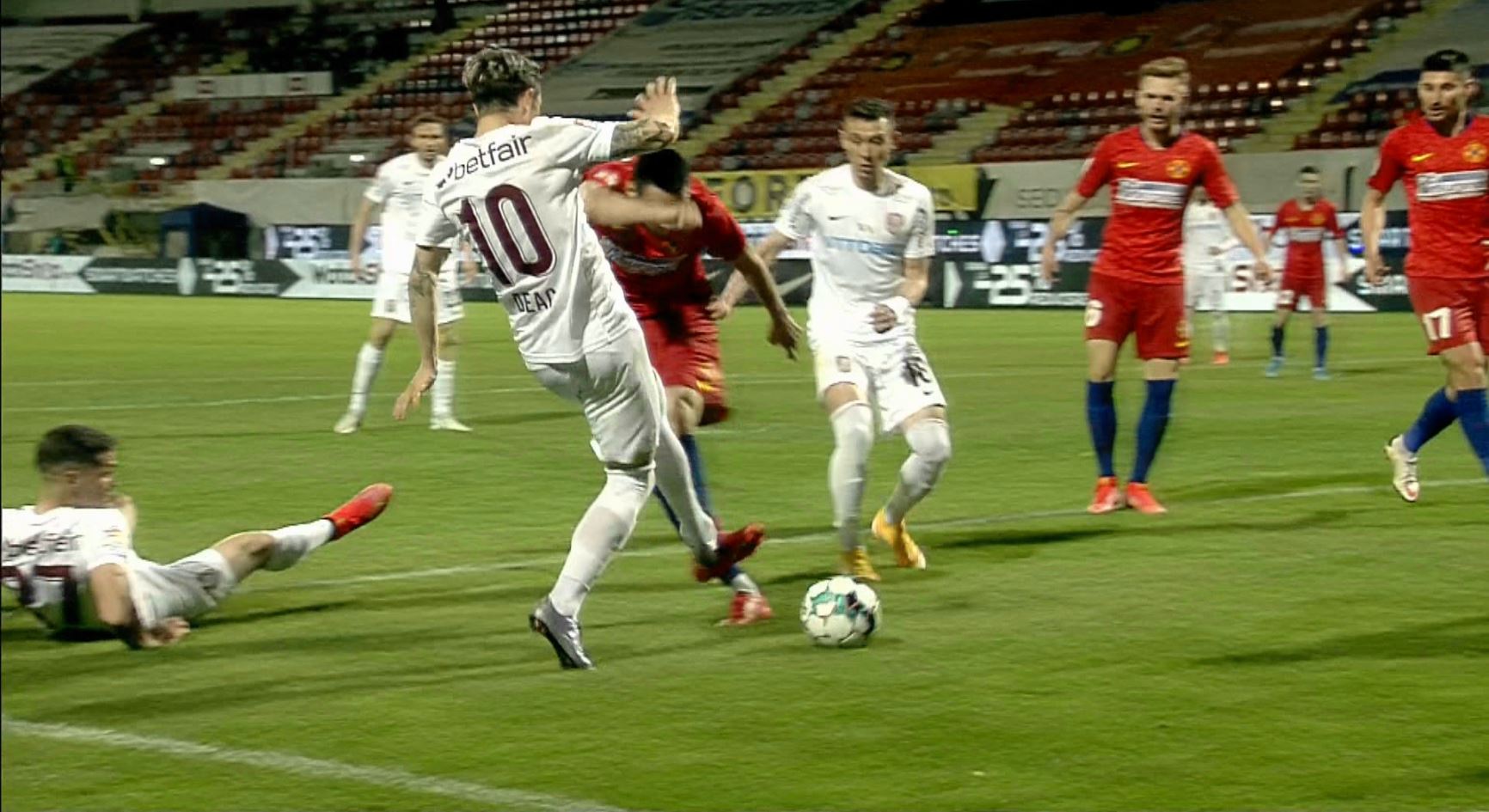 Faza care a aruncat în aer derby-ul FCSB - CFR Cluj. Campioana a cerut penalty, arbitrul a dat fault în atac