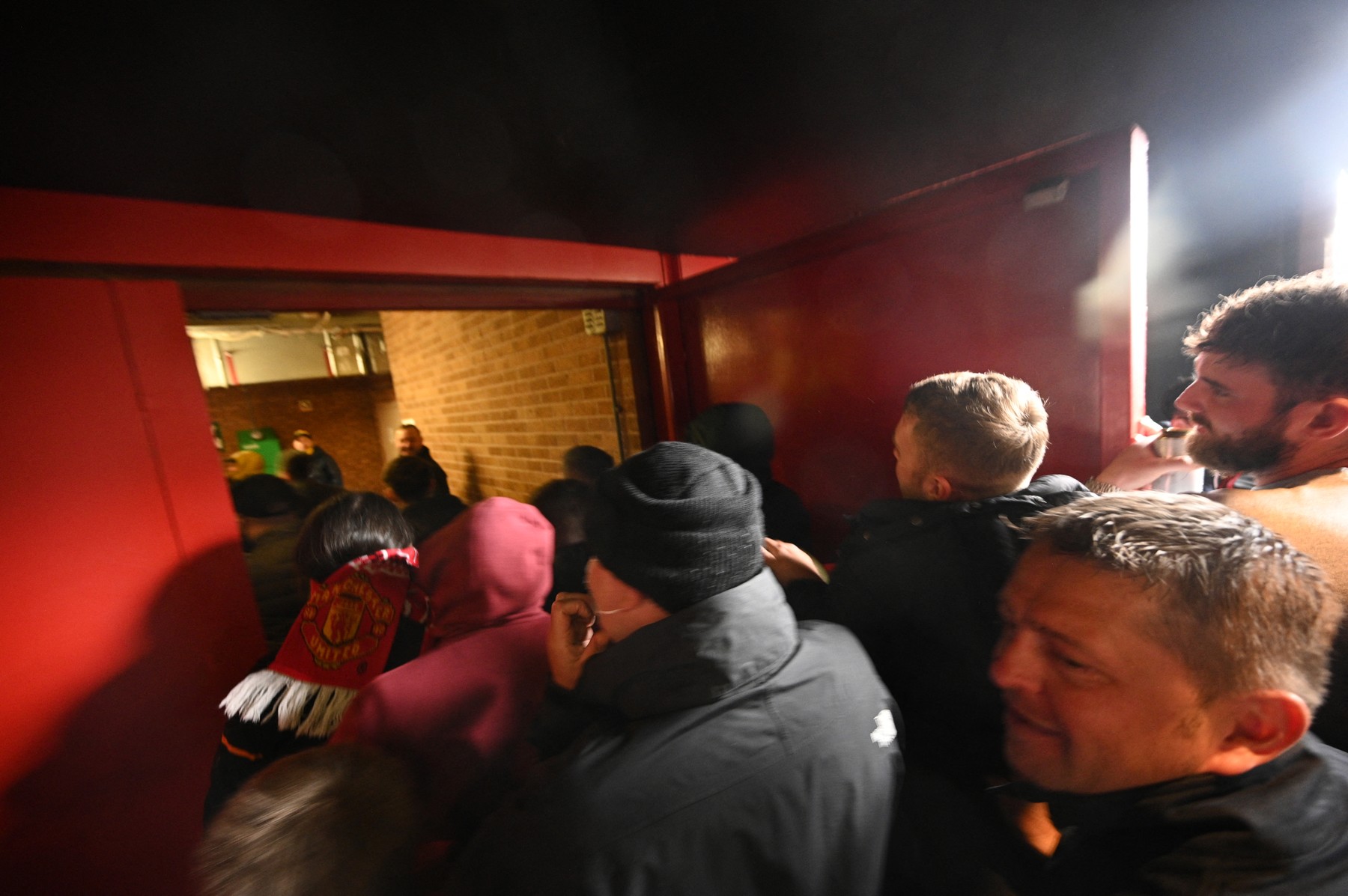 Suporterii ”diavolilor” au devastat vestiarul echipei preferate! Până unde a mers furia fanilor Suporterii ”diavolilor” au devastat vestiarul echipei preferate! Până unde a mers furia fanilor