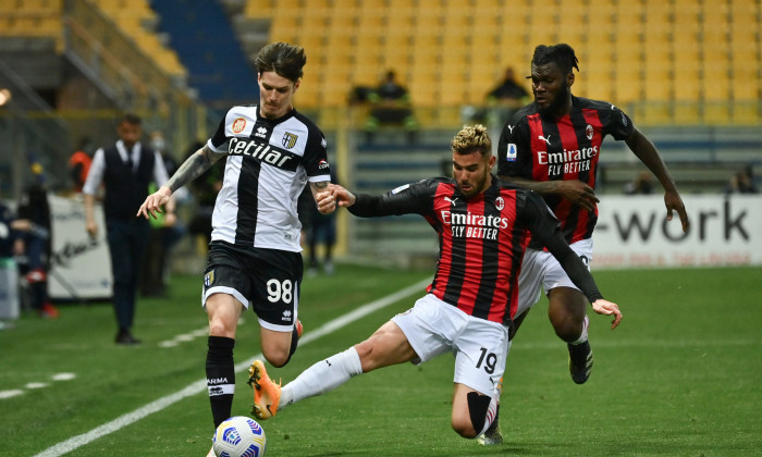 Dennis Man, în duel cu Theo Hernandez în meciul Parma - AC Milan / Foto: Profimedia