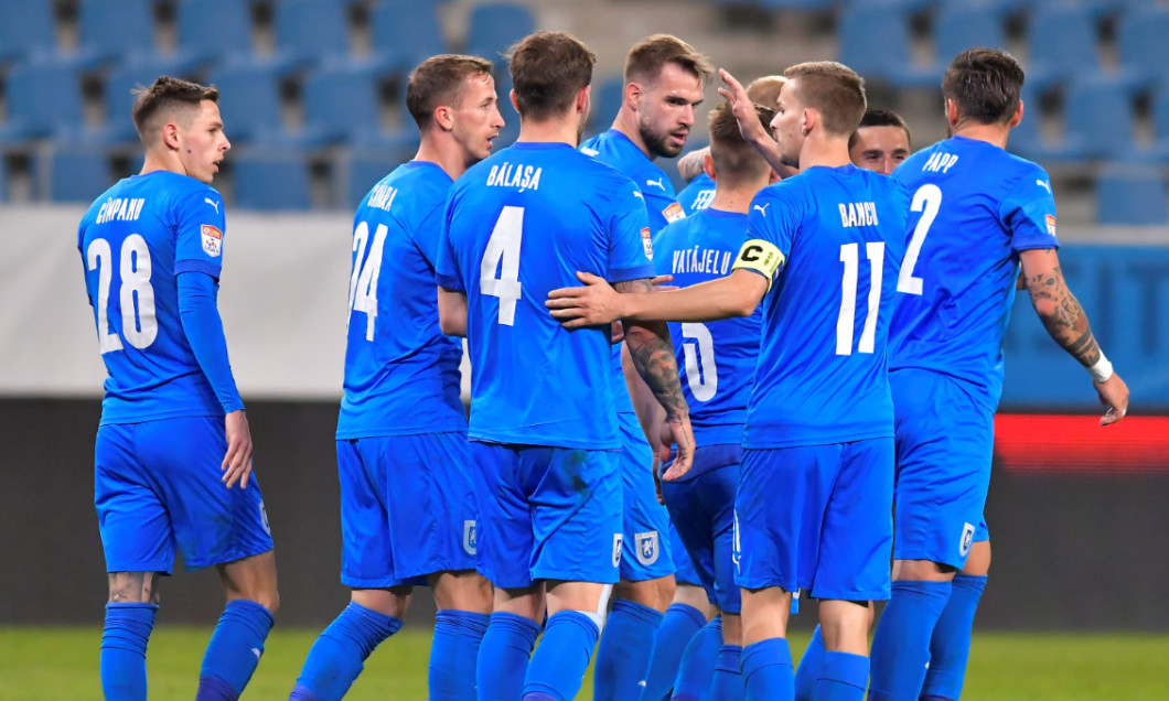 Fotbaliștii Universității Craiova, într-un meci cu Viitorul Pandurii Târgu Jiu / Foto: Sport Pictures