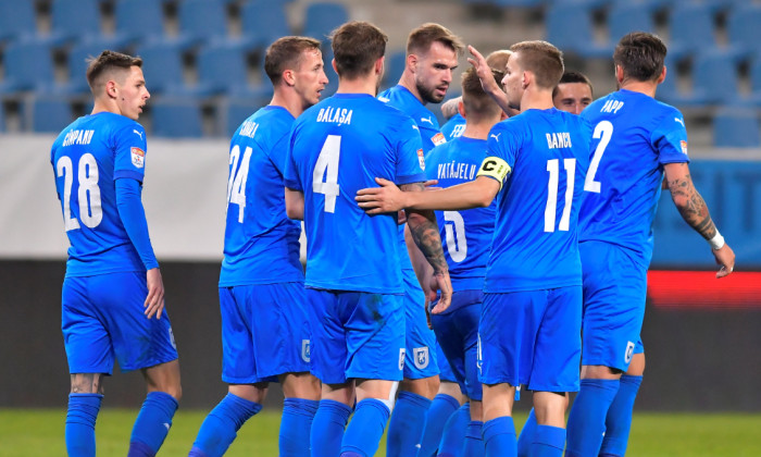 Fotbaliștii Universității Craiova, într-un meci cu Viitorul Pandurii Târgu Jiu / Foto: Sport Pictures