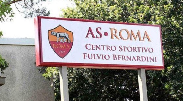 Panică în cantonamentul Romei! Tatăl unui fotbalist a fost arestat după ce venise înarmat cu o rangă