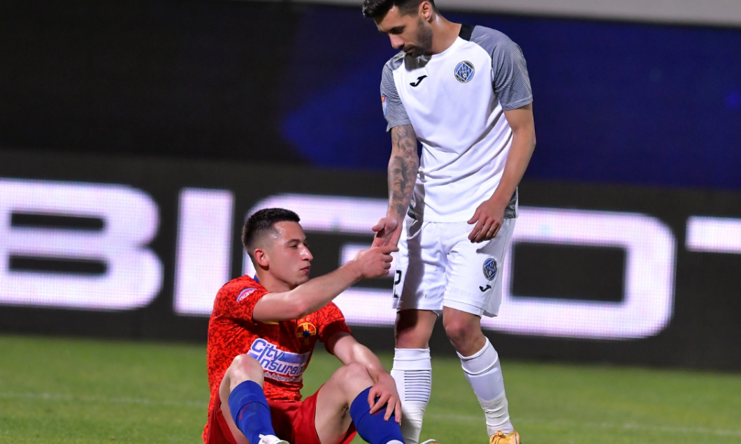 Olimpiu Moruțan și Paul Pîrvulescu, la finalul meciului FCSB - Academica Clinceni / Foto: Sport Pictures