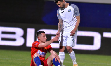 Olimpiu Moruțan și Paul Pîrvulescu, la finalul meciului FCSB - Academica Clinceni / Foto: Sport Pictures