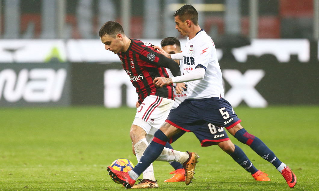 Giacomo Bonaventura și Adrian Stoian, într-un meci AC Milan - Crotone / Foto: Profimedia