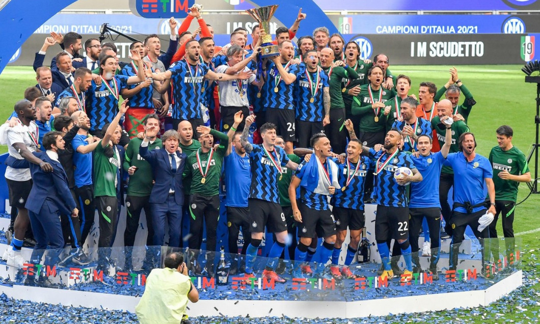 FC Internazionale players celebrate the Serie A Trophy after the match between FC Internazionale and Udinese Calcio at Giuseppe Meazza Stadium on May