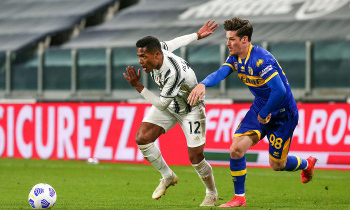 Alex Sandro și Dennis Man, într-un meci Juventus - Parma / Foto: Profimedia